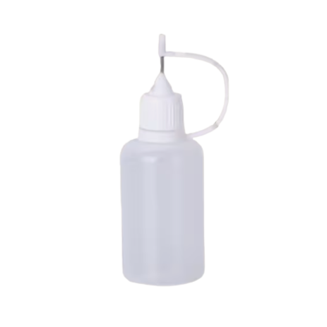 Tom 30 ml plastflaske med nålespiss til presis påføring av olje